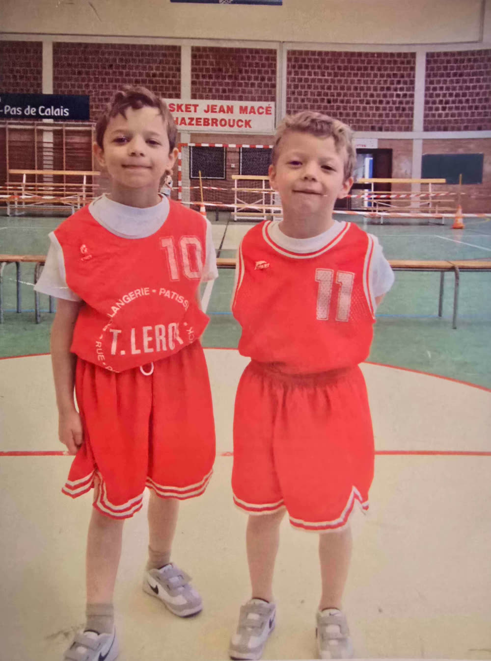 Samuel et William enfants, en maillot, au Basket Jean Macé d'Hazebrouck