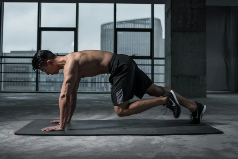 Exercice gainage basketball mountain climbers pour renforcement du tronc
