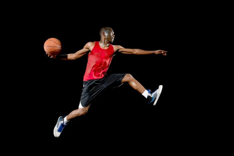 Personne qui fait un dunk basketball